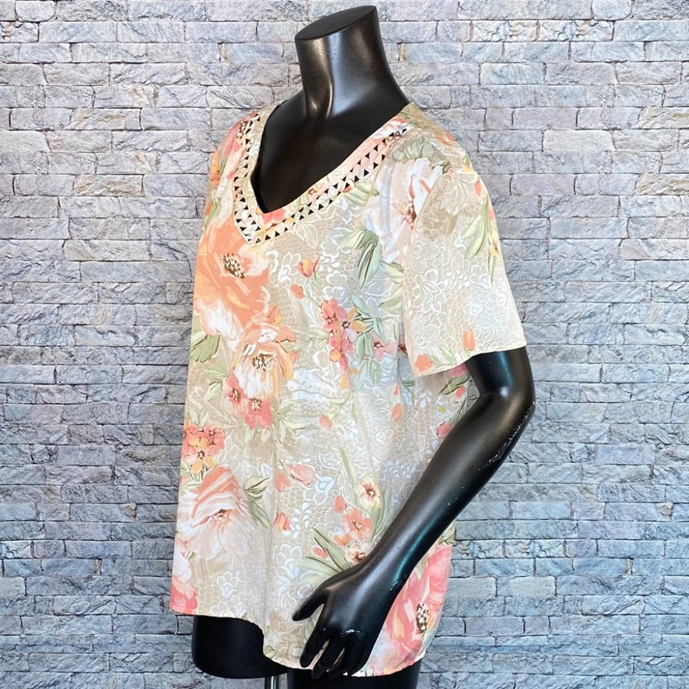 Alfred Dunner Floral Blouse Size 18 V-Neck Embellished Neckline - Picture 2 of 6